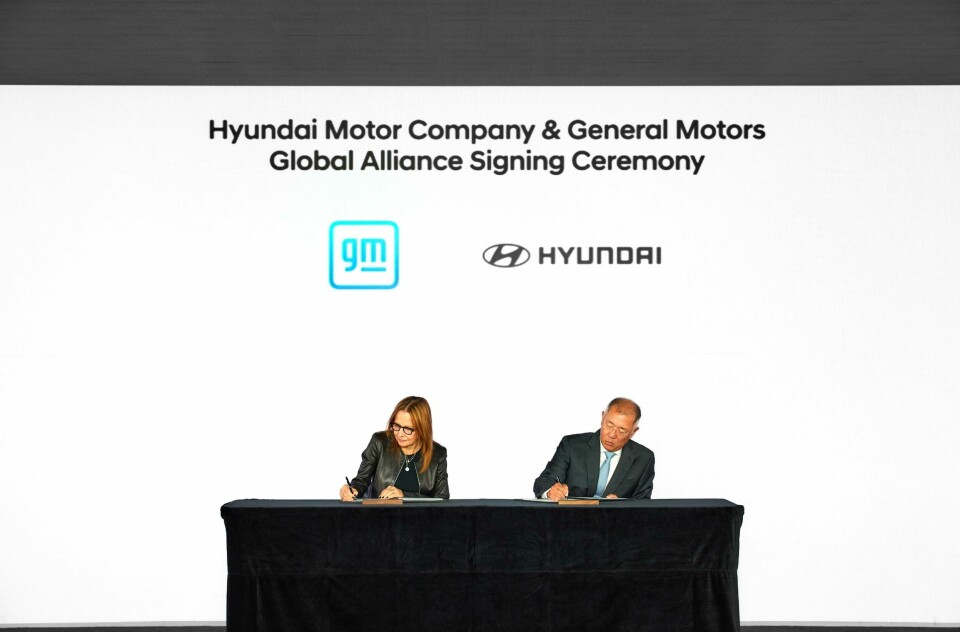 GM’s CEO Mary Barra signed the agreement with Hyundai Motor Group executive chair Euisun Chung hyundai-motor-company-general-motors-global-alliance